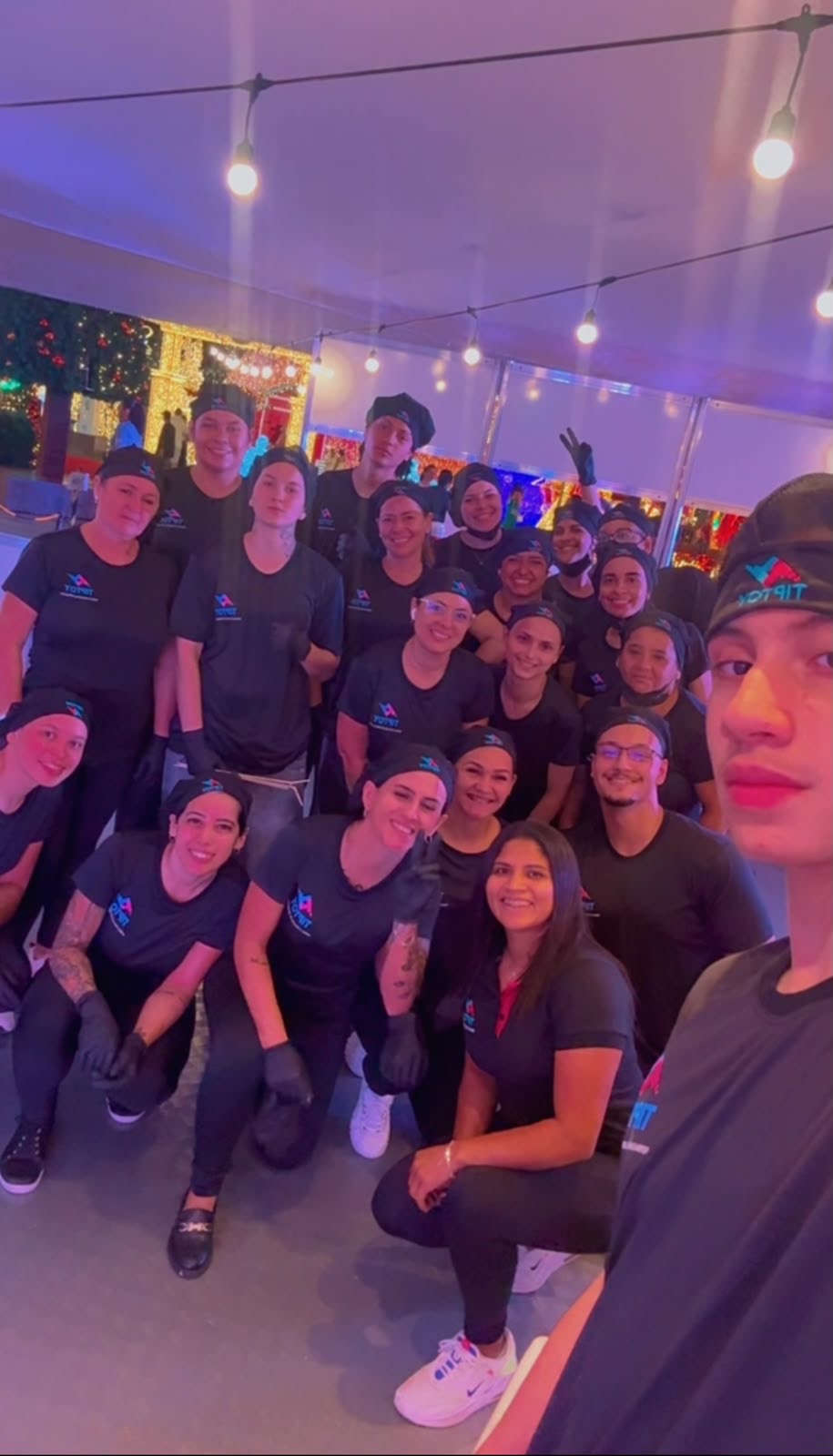 Equipe de buffet da TipToy Locações preparada para servir em festa infantil em Goiânia